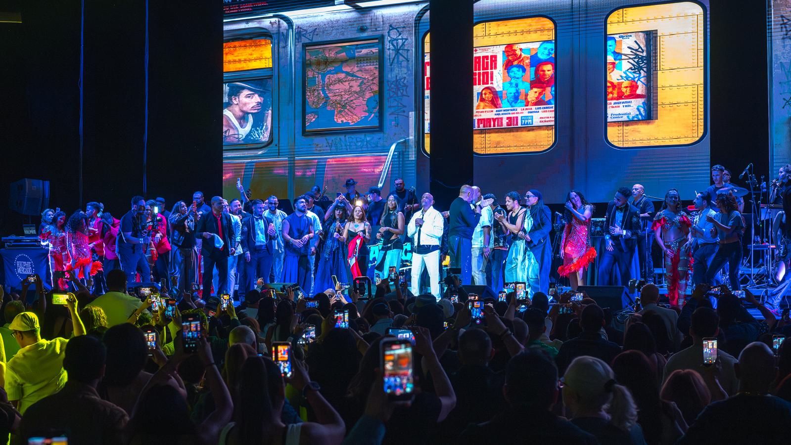 Sergio George celebra sus 65 años junto a leyendas y nueva generación de la salsa en el Prudential Center durante el concierto ¡ATACA SERGIO!